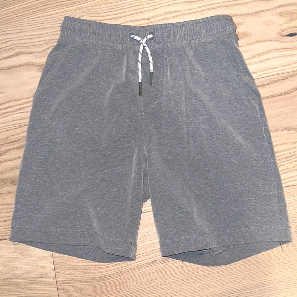 Vineyard vines boys Medium grey performance shorts. Elastic waistband.
